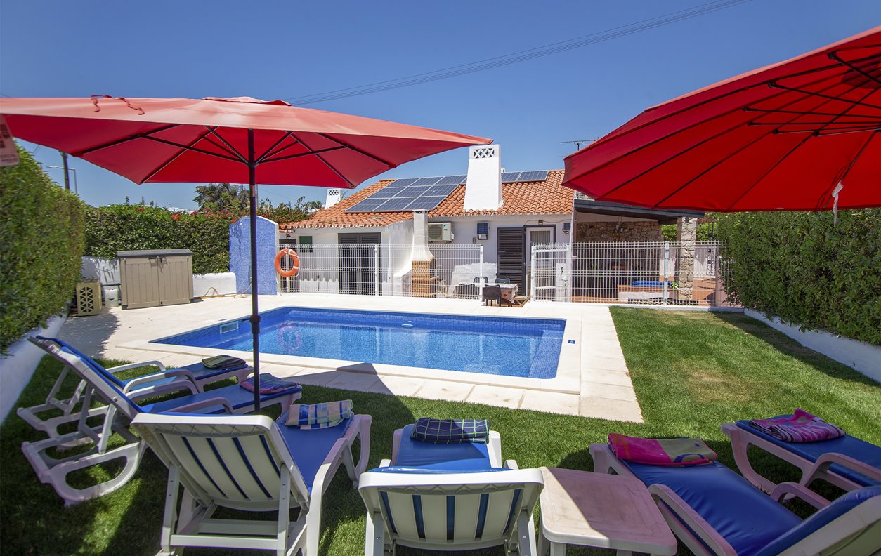 Holiday Villa with Private Pool, A / C, BBQ, and Wi-Fi - Near Praia da Oura  and the Albufeira Strip