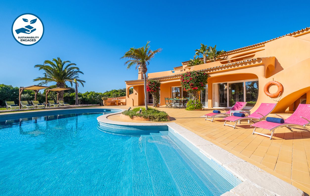 Magnificent Villa with Heated Pool, Games Room, A/C and Wifi - 13732